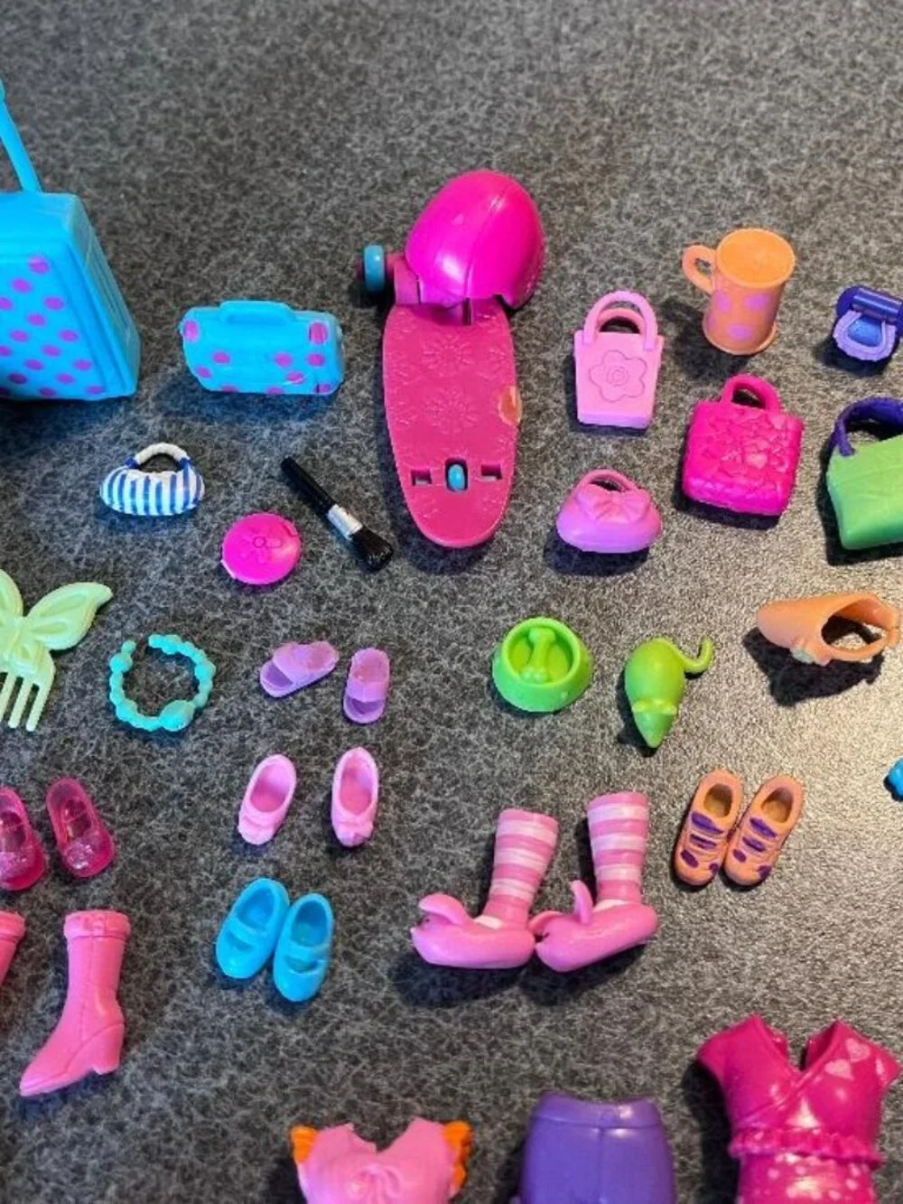 Vintage Polly Pocket Teal Convertible Car Lot with Dolls Clothes Shoes More - Picture 5 of 7